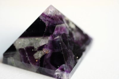 Smykker og sten, Krystal pyramide - Fluorit, I den smukkeste farve

Vægt; ca 71 g

Mål; ca 4 x 4 x 4