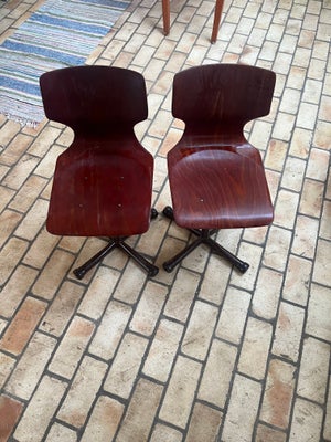 Spisebordsstol, Træ, 2 stk, super fine gamle skolestole. Er i super stand
Mål: 
Højde: 80cm
Bredde: 