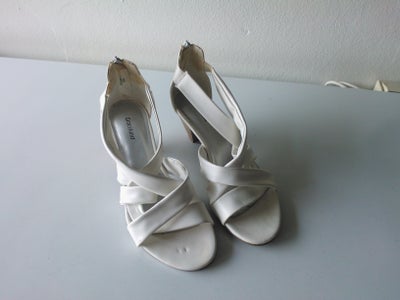 Sko, Sandaler Graceland, str. 38, Flot hvid sandal , med lynlås bagpå ,kun brugt få gange.

Ser ud s