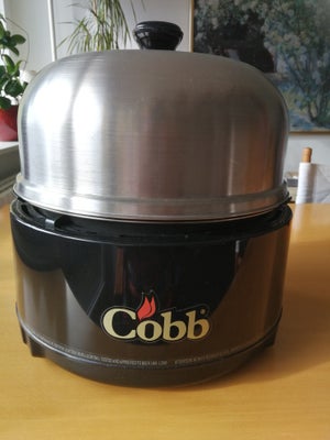 Bordgrill, Cobb, Cobb grillen indeholder:
- Kuplens låg
- Grill plade
- Kurv til briketter
- Indvend