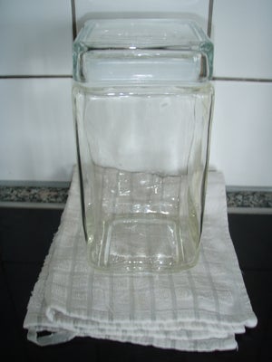 Glas, opbevaringsglas, kvardratisk opbevaringsglas ca 10 x 10x 22,5 cm

mener jeg købte det i ilva -
