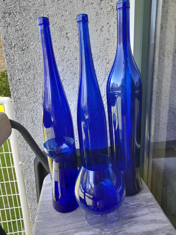 maksimum dør spejl konkurrence Glas, 5 stk. blå glas flasker, vase og cognac glas – dba.dk – Køb og Salg  af Nyt og Brugt