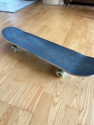 Skateboard, Godt skateboard brugt i en sommer - nypris 650,-
Ruller godt og har været fint til begyn