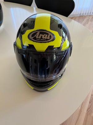 Hjelm, Ariai Quantic, str. Large (59 cm), gul/sort, Super lækker Arai Quantic hjelm. Ingen skrammer 