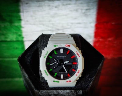 Herreur, CASIO, Casio G-Shock CasiOak Italy.
Et unikt håndmalet ur som skiller sig ud i mængden.

Ur