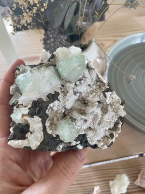 Smykker og sten, Zeolit med apophyllit, 245 g. Smuk sten hvid, grøn og glimtende??

Der kommer flere