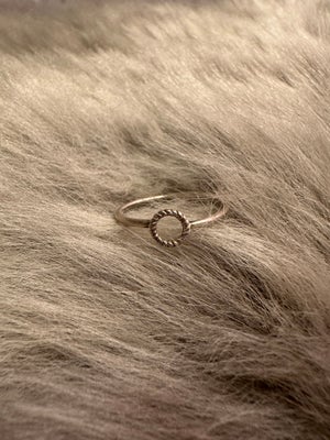 Ring, sølv, Pernille Corydon, Sød og enkel ring i sølv, til det ydre led af fingeren, fra Pernille C