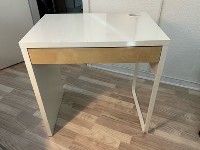 Skrivebord, IKEA Micke, b: 73 d: 50 h: 75, Fint lille skrivebord fra IKEA (Micke) sælges da vi har f