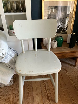 Spisebordsstol, Gammel solid træstol med afskalling af maling