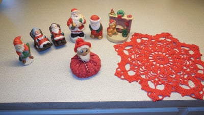 Nisser, Div. julepynt.
Keramiknisser, 6-11 cm i højden.
Julekamin med plads til fyrfadslys, højde 9 