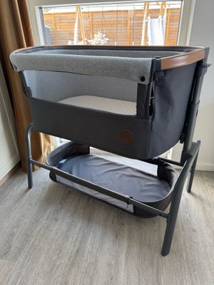 Babyseng, Bedside, Maxi-Cosi Iora Air - Beyond Graphite, er en ekstra behagelig og beroligende co-sl