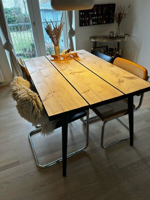 Spisebord, Massivt træ, b: 90 l: 130, Smukt spisebord med tillægsplade i massivt træ. 
Er slebet ned