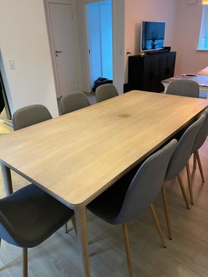 Spisebord m/stole, Træ, Spisebord set med 8 stole , den har et mærke i midten af bordet (fugtskade)