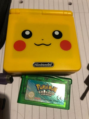 Nintendo Gameboy advance SP, + Pokemon Emerald, Perfekt, Game Boy Advance SP (helt ny
Pikachu-skal)
