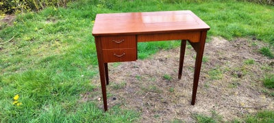 Skrivebord, Lille skrivebord  i teaktræ med skuffer.
Retro møbel fra 1960 erne.
Fremstår pæne og vel