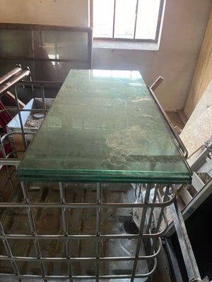 Glasbord, b: 58 l: 132, Pris pr. Styk

Glasbordplader 1,5cm tykke, brugt til bar bordplader. 