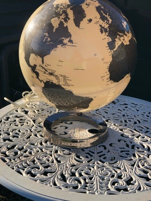 Anden bordlampe, Globus, Med fod af crom