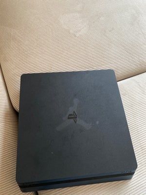 Playstation 4, God, Ikke ret gammel købt i 2021
Og næsten ikke brugt da jeg købte en 
Computer året 