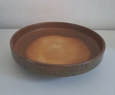 Keramik, Fad, Retro keramik fad i brune nuancer, formentlig fra 1970`erne.

Ø: 26 cm
H: 6 cm

Ingen 