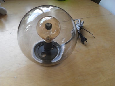 Lampe, Ikea, Den fine rustikke Globe lampe fra Ikea " Fado " med grå glaskuppel. Medfølgende en smuk