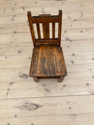 Børnestol, Ukendt, Lille fin lakeret træstol med siddehøjde 30. Giv et bud 