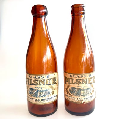 Flasker, To svenske ølflasker fra Appeltofftska Bryggeri, Med originale “Pilsner Klass II” etiketter