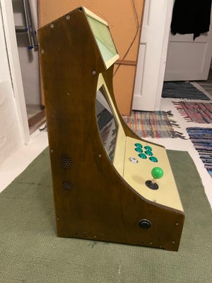 Selvbyg, arkademaskine, God, Selvbygget tabletop arkademaskine. Baseret på Raspberry Pi og Arduino.
