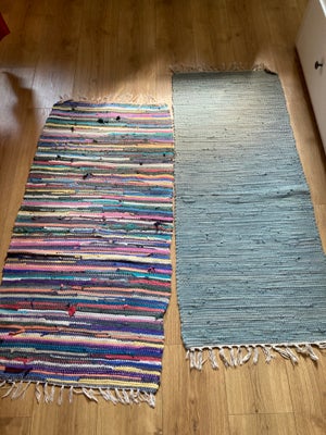 Løse tæpper, Det ens farvet tæppe måler 52x123
Det stribet tæppe måler 57x115
Pris pr. Tæppe
Sender 