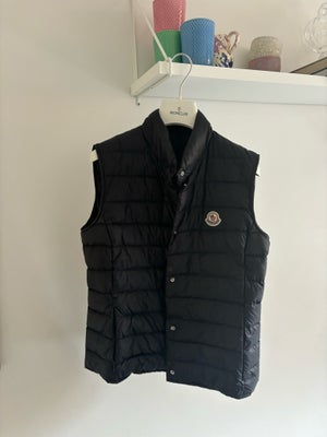 Vest, str. 36, Moncler,  Sort,  Næsten som ny, Sælger min sorte Liane Gilet vest fra Moncler i en st