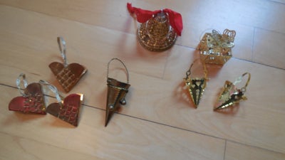 Julepynt, Metal /"Guld".
3 julehjerter i metal 4 x 4½ cm + hank/bånd. Kr. 40,-
2 kræmmerhuse i metal
