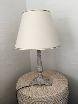 Anden bordlampe, Bordlampe i messing og hvidpigmenteret antik maling som giver et flot lyst rustik l