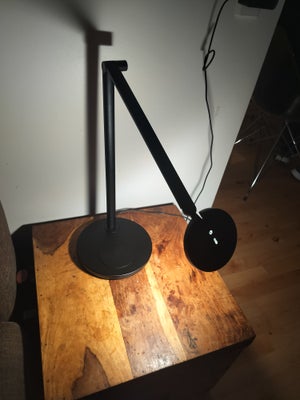 Skrivebordslampe, Luxo motus flat, Luxo skrivebordslampe med trådløs oplader til tlf, i foden, 3 lys