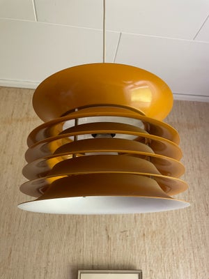Anden loftslampe, Retro lampe i metal i farven gul/orange/brun
Højde ca 25cm og samme diameter 