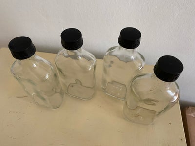 Glas, 4 flasker med låg, Vintage / Retro, Fire flotte glasflasker med låg. Perfekte til saft eller l