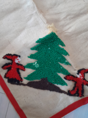 Vintage Broderet juletræstæppe, Mål 98 x 100 cm . Der kan måske forekomme lidt patina,  men rigtig f