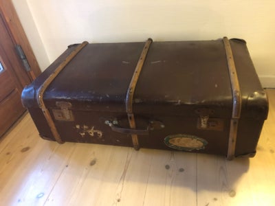 GAMMEL REJSEKISTE :-), Vintage / antik rejsekuffert, formentlig læder med detaljer i buet træ, metal