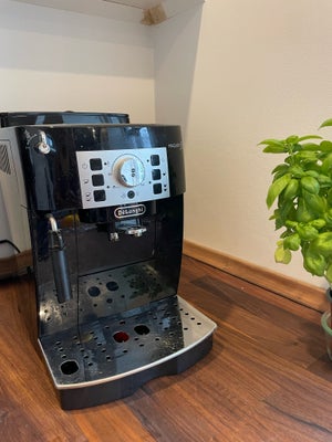 Espressomaskine, DeLonghi, Espressomaskine sælges - kun 1,5 år gammel. Sælges kun da der er opgrader