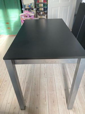 Skrivebord, Solidt skrivebord med hylde. Antracitgrå. 
107 cm bred, 60 cm. dyb, 75 cm. høj. Hyldehøj