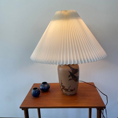 Anden bordlampe, Hjort / Le Klint, Stilfuld bordlampe i Hjort keramik med fasanmotiv og med Le Klint