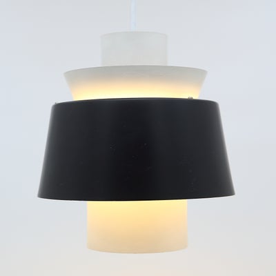 Jørn Utzon, Tivoli lampe – model P254, pendel, En original Tivoli pendellampe i sort og hvid. Fremst