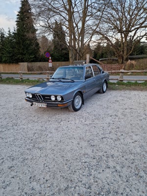 BMW 525, 2,5, Benzin, 1979, km 434000, blåmetal, 4-dørs, Bmw e12 525
Årgang 1978

Unik historie, en 