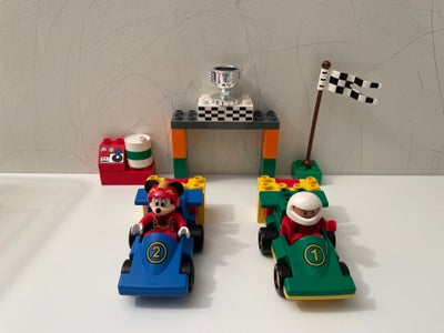 Lego Duplo, Mickeys racerløb. Mickey i den blå bil stiller op til at køre om kap med modstanderen i 