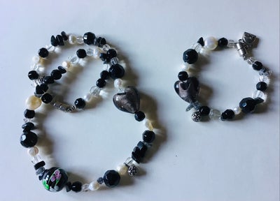 Smykkesæt, Flot vintage smykkesæt, bestående af halskæde og armbånd af forskellige sorte og klare GL