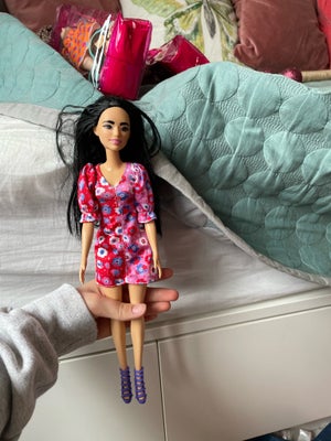 Barbie, Barbiedukker (fashionista) + tøj og møbler etc, 4 næsten nye Barbie- fashionista dukker med 