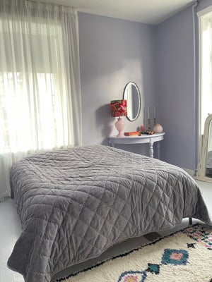 Sengetæppe, Ib Laursen, Smukkeste sengetæppe i grå velour fra Ib Laursen. Sengetæppet kan have en li
