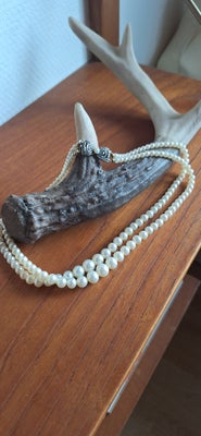 Halskæde, perler, Inge, Flot gamle dobble kæde i perler 
Den har en flot gamle lås på den er i sølv 
