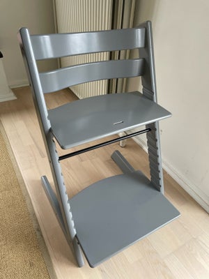 Højstol, Tripp trapp, Fin højstol i farven storm grå. Ikke hjemme malet. 
Med nogle få brugsmærker
F