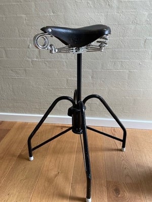 Taburet, Brooks B33, Taburet sælges højde 70 cm. Lave på gamel kontorstol med en Brooks B33 sadel.
h
