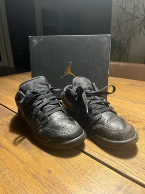 Sneakers, str. 36,5, Nike Air Jordan,  Sort,  God men brugt, Min søn kan ikke passe disse sko mere. 