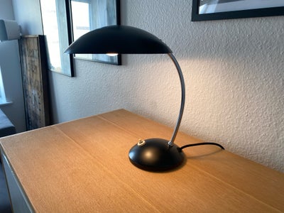 Anden bordlampe, Bauhaus bordlampe, Gammel Bauhaus bordlampe i bedste Christian Dell stil, monteret 